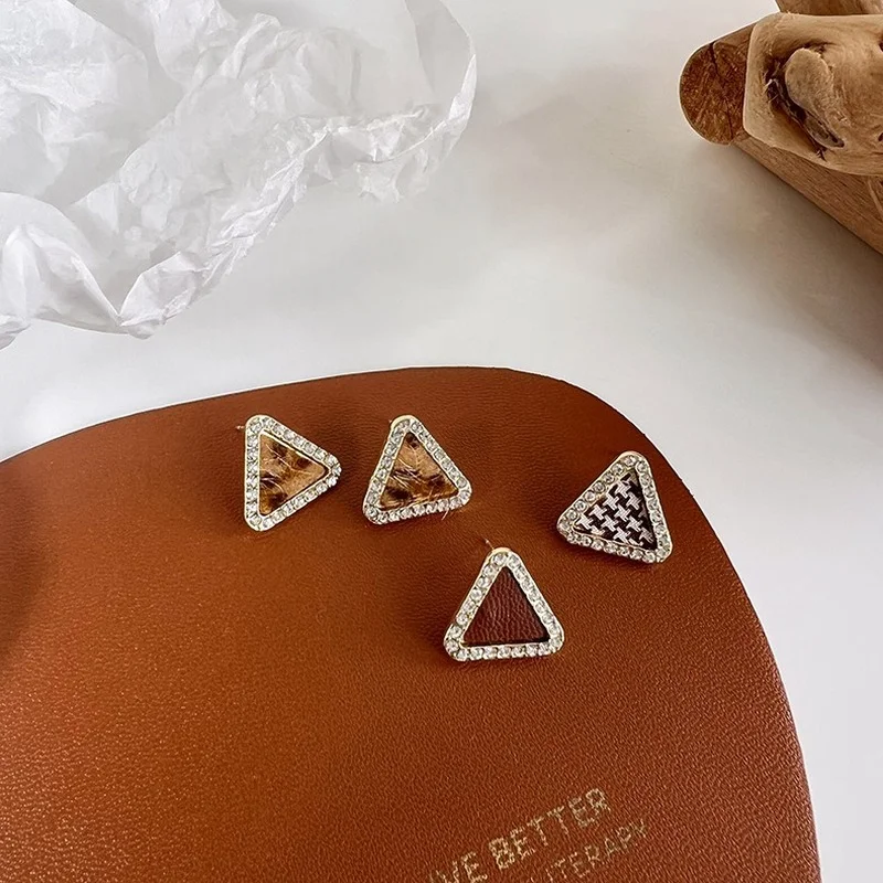 2021 Wholesale Retro Autumn and Winter Triangle Earrings New Temperament Net Red Fashion Earrings for Women Girl Gift
2021 Wholesale Retro Autumn and Winter Triangle Earrings New Temperament Net Red Fashion Earrings for Women Girl Gift