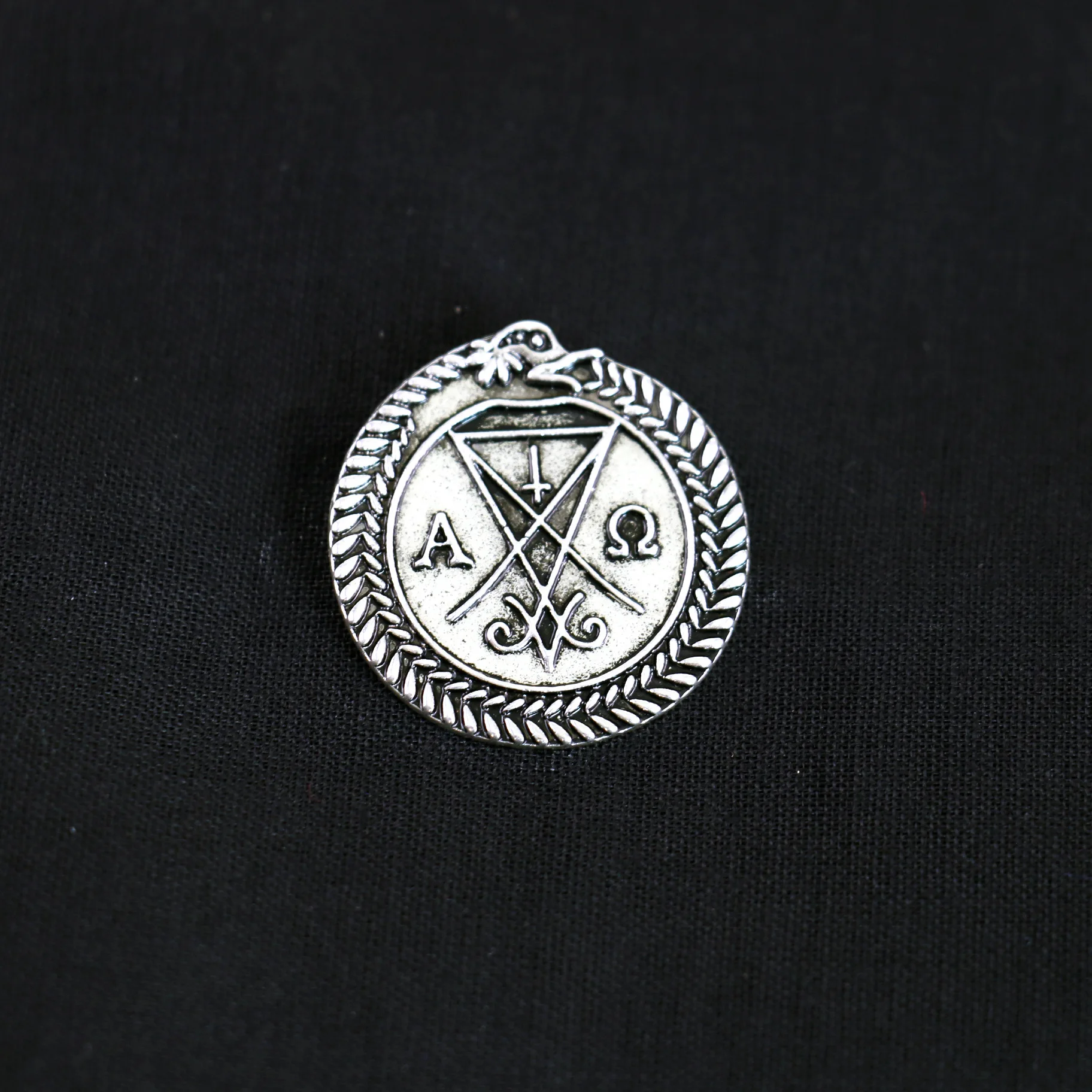 Lucifer Tom Ellis Cosplay Brooch Props Halloween Retro Alloy Badge Pin Props Accessories
Lucifer Tom Ellis Cosplay Brooch Props Halloween Retro Alloy Badge Pin Props Accessories