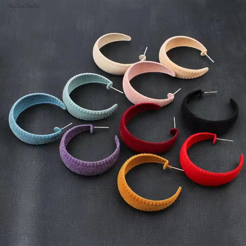 Autumn and winter Korean retro velvet earrings simple round temperament large exaggerated ladies party accessories colorful
Autumn and winter Korean retro velvet earrings simple round temperament large exaggerated ladies party accessories colorful