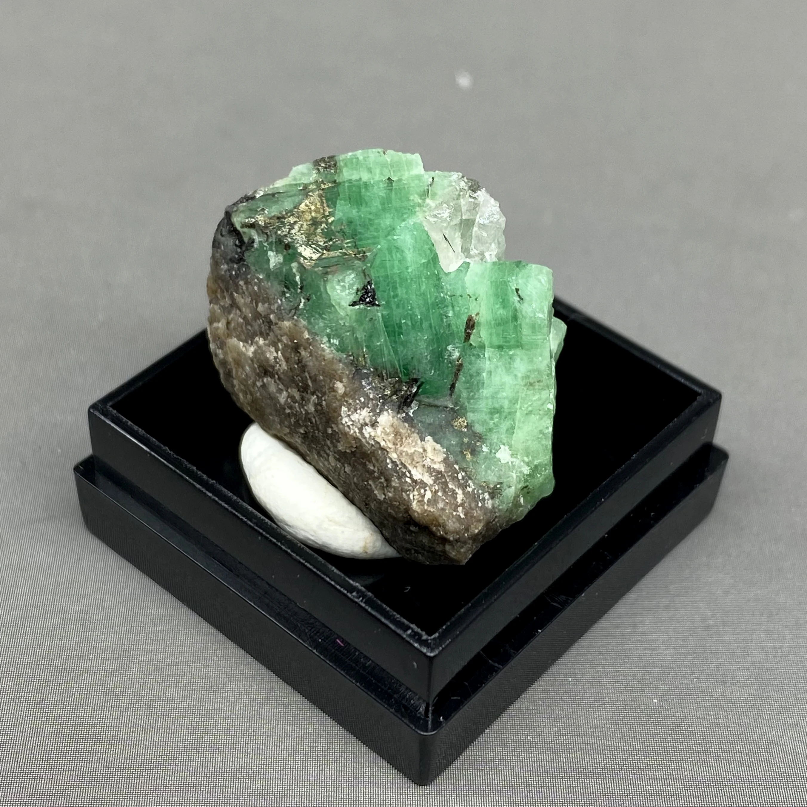 100% Natural green emerald mineral gem-grade crystal specimens stones and crystals quartz crystals (box size 2.7 cm)
100% Natural green emerald mineral gem-grade crystal specimens stones and crystals quartz crystals (box size 2.7 cm)