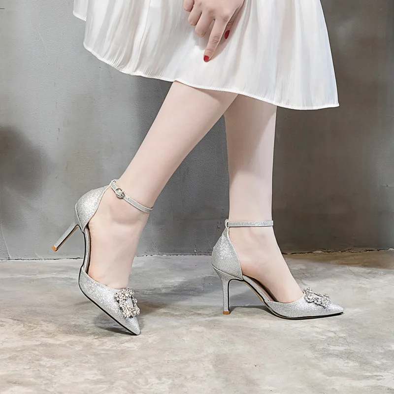 The new white wedding dress tip heels with hollow heels are buttoned with banquet shoes 
The new white wedding dress tip heels with hollow heels are buttoned with banquet shoes