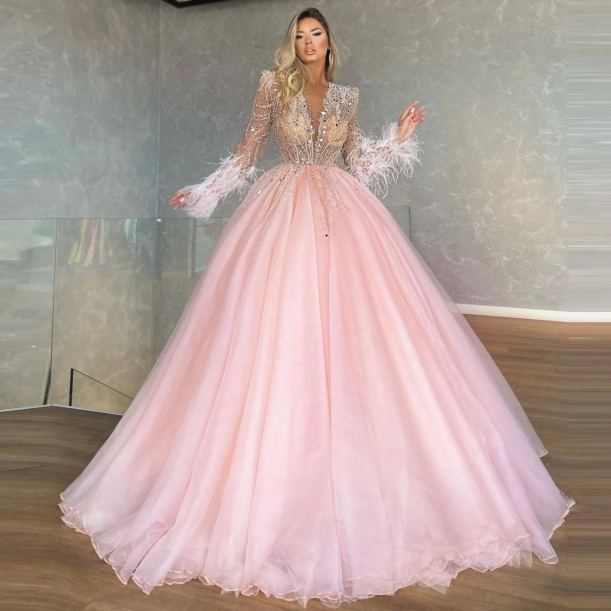Long Sleeve Ball Gown Dress Pink Luxury Evening Dresses V-Neck Crystals Beaded Dress Sparkly Long Sleeve Feather Wedding Gowns
Long Sleeve Ball Gown Dress Pink Luxury Evening Dresses V-Neck Crystals Beaded Dress Sparkly Long Sleeve Feather Wedding Gowns