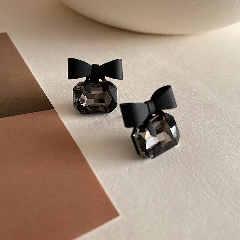 Origin Summer Temperament Black Crystal Bowknot Stud Earrings for Women Romantic Small Earrings Party Accessories Hot Sale
Origin Summer Temperament Black Crystal Bowknot Stud Earrings for Women Romantic Small Earrings Party Accessories Hot Sale