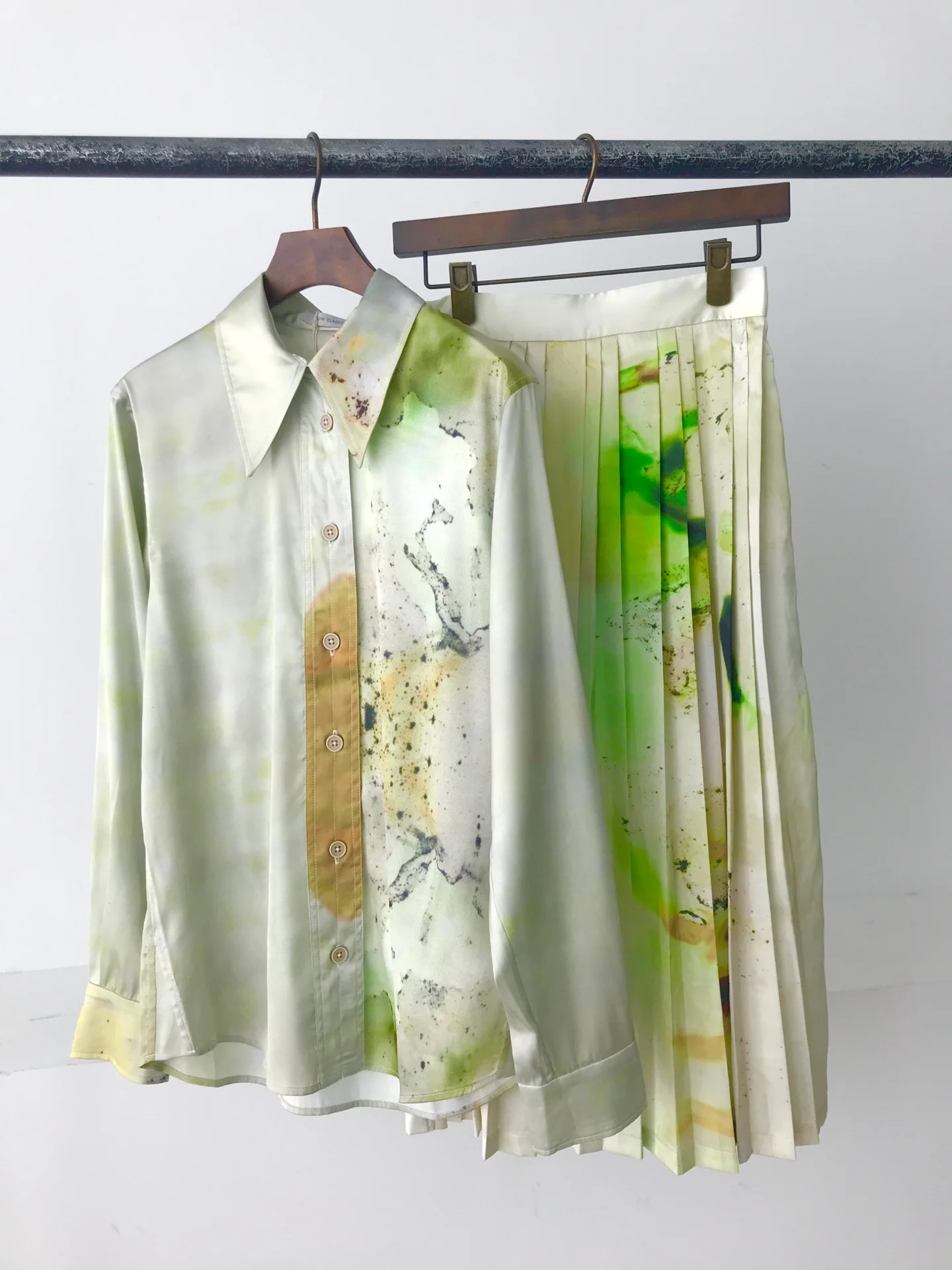 New Fashion Women's Blouse Green Ink Print Long Sleeve Turn-down Collar Lady Shirt and Top Single-breasted Blouses
New Fashion Women's Blouse Green Ink Print Long Sleeve Turn-down Collar Lady Shirt and Top Single-breasted Blouses