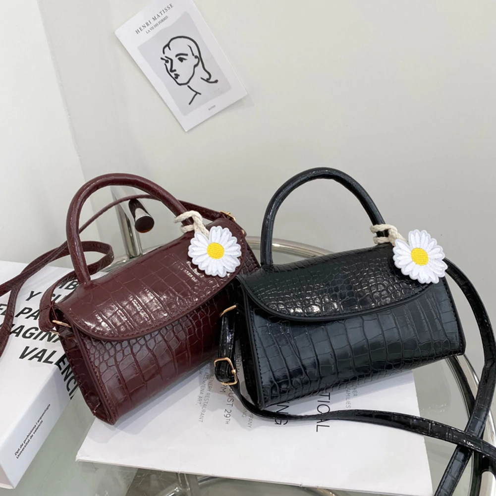 Vintage Women Alligator Pattern Solid Color PU Leather Daisy Pendant Shoulder Crossbody Messenger Bag Top-handle Handbag Purse 
Vintage Women Alligator Pattern Solid Color PU Leather Daisy Pendant Shoulder Crossbody Messenger Bag Top-handle Handbag Purse