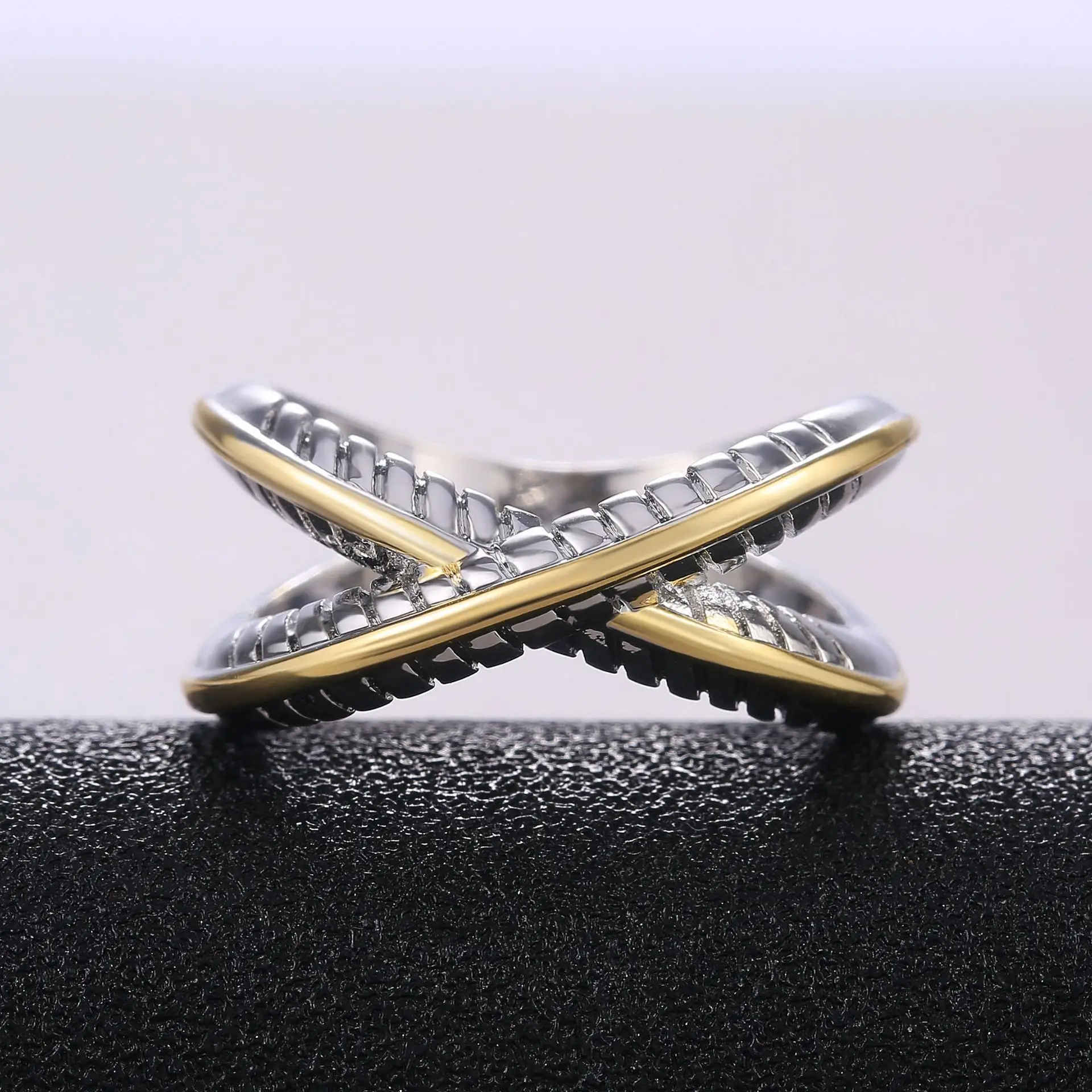 Novel Design Two Tone Women Ring Fashion Girl Party Accessories Office Lady Daily Wear Rings Fine Gift Anillos Bijouterie
Novel Design Two Tone Women Ring Fashion Girl Party Accessories Office Lady Daily Wear Rings Fine Gift Anillos Bijouterie