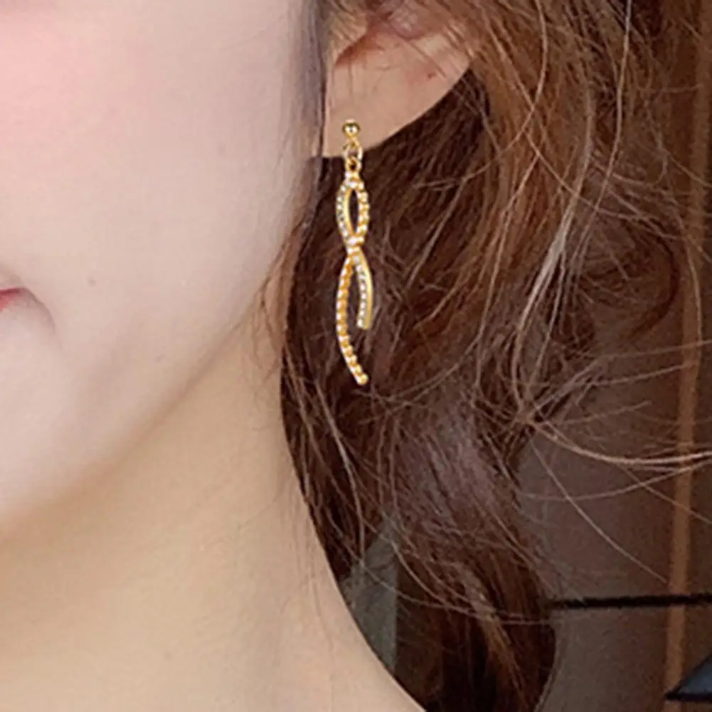 1 Pair Long Earrings Vintage All Match Fine Workmanship Winding Cross Dangle Earrings for Home
1 Pair Long Earrings Vintage All Match Fine Workmanship Winding Cross Dangle Earrings for Home