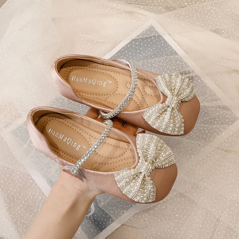 Girls Sandals Children's Flat Light Mouth Pupils Princess Shoes Girl Knot Beading Flats 2021 Soft Bottom Pearl Bow Dance Shoes 
Girls Sandals Children's Flat Light Mouth Pupils Princess Shoes Girl Knot Beading Flats 2021 Soft Bottom Pearl Bow Dance Shoes