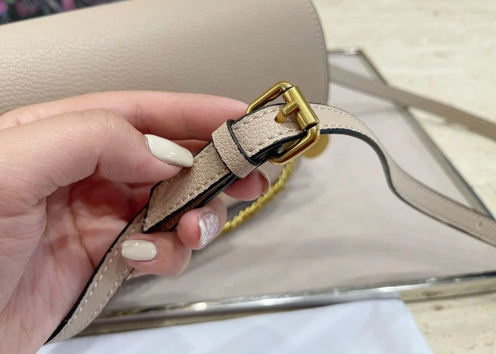 22cm Top quality leather luxury famous designer shoulder diagonal bag for women Fashion brand women's small square bag black
22cm Top quality leather luxury famous designer shoulder diagonal bag for women Fashion brand women's small square bag black
