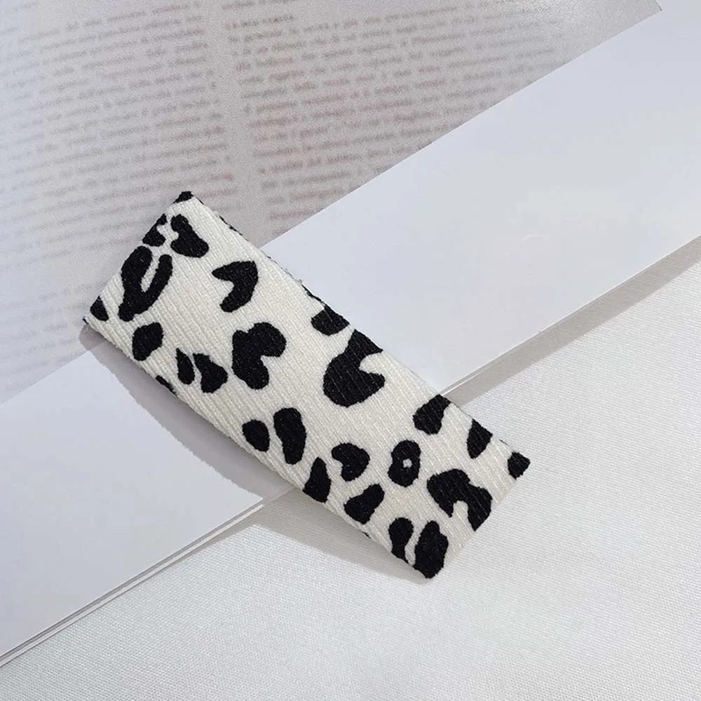Korean Leopard Cow Printed Hairpin Fabric BB Clip Simple Wild Hair Clip Autumn Winter Hairpin Hair Accessories Girls
Korean Leopard Cow Printed Hairpin Fabric BB Clip Simple Wild Hair Clip Autumn Winter Hairpin Hair Accessories Girls