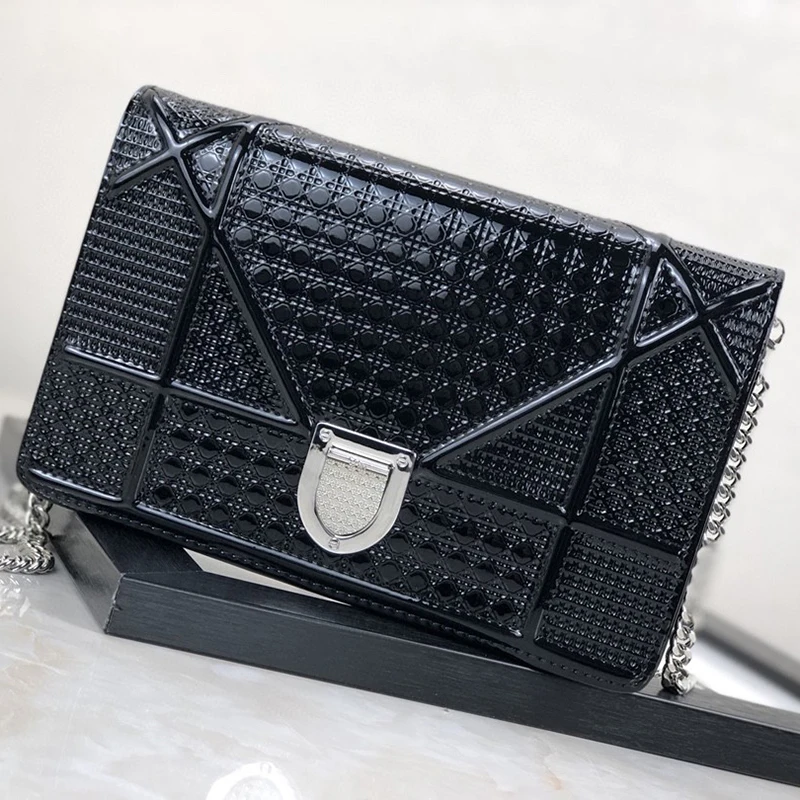 Clutch Bags New Women's Square Bright Leather Embossed Metal Button Chain Flap Female Shoulder Crossbody Dinner Party Bags Purse
Clutch Bags New Women's Square Bright Leather Embossed Metal Button Chain Flap Female Shoulder Crossbody Dinner Party Bags Purse