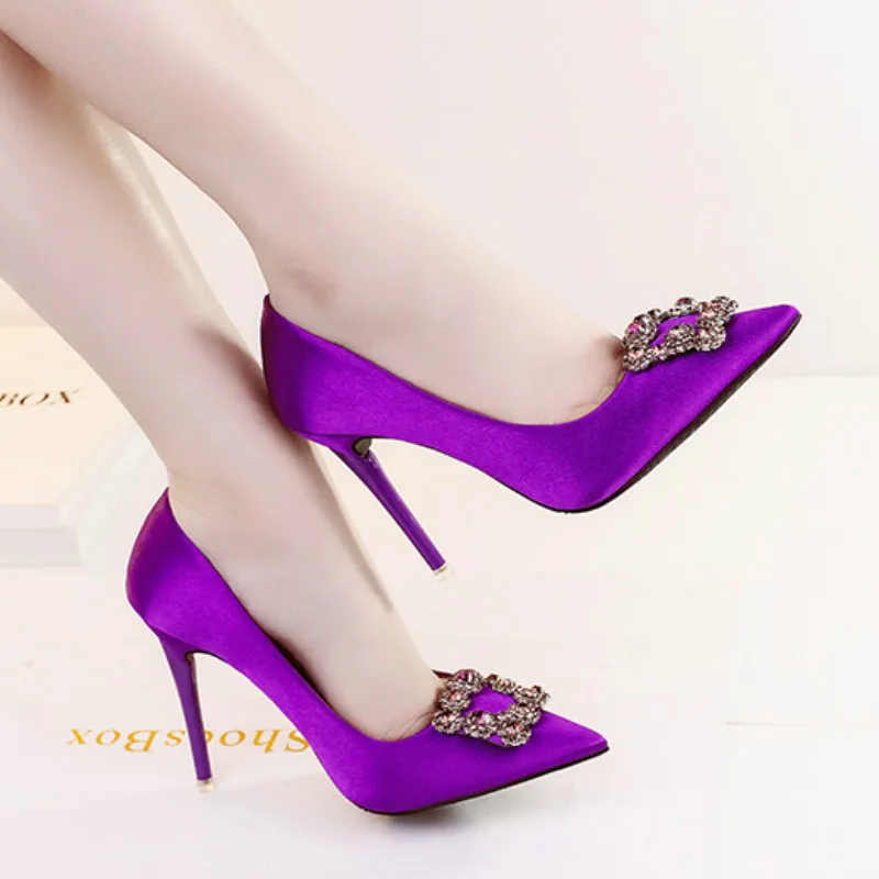 2020 Thenew high heels wedding shoes Fashion Pointed Toe Party Slip-On Thin Heels Shallow Nightclub Square buckle Blingbling
2020 Thenew high heels wedding shoes Fashion Pointed Toe Party Slip-On Thin Heels Shallow Nightclub Square buckle Blingbling