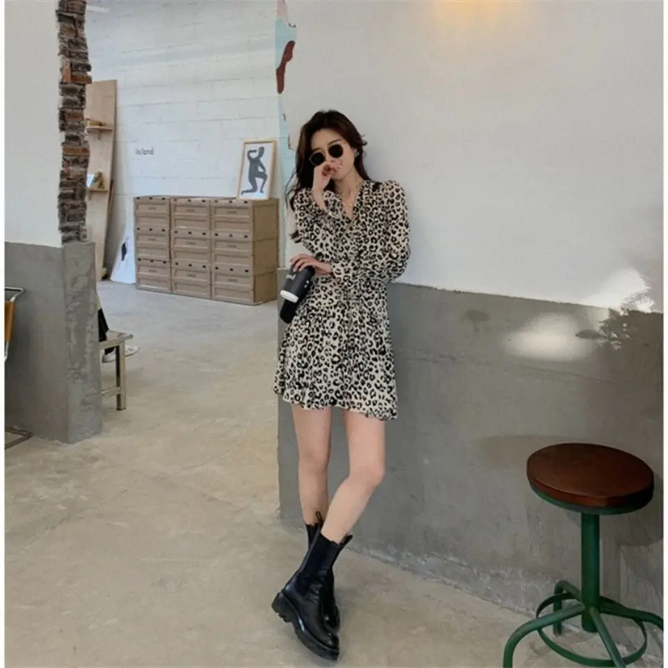 Korean French Vintage Leopard Chiffon Elegant Dress 2021 Summer Floral Mini Dress Women Office Lady Party One Piece Dress Female
Korean French Vintage Leopard Chiffon Elegant Dress 2021 Summer Floral Mini Dress Women Office Lady Party One Piece Dress Female