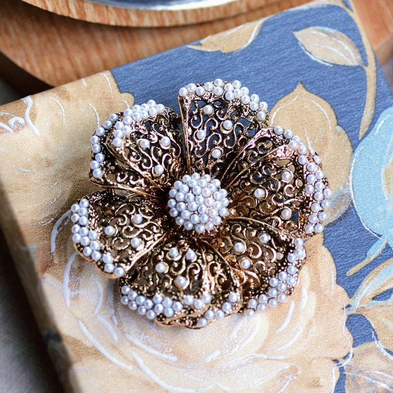 Pearl Alloy Begonia Flower Brooch Retro Exaggerated Coat Pin Metal Jewelry Vintage Pins Women Hat Bag Clothing Accessories Gifts
Pearl Alloy Begonia Flower Brooch Retro Exaggerated Coat Pin Metal Jewelry Vintage Pins Women Hat Bag Clothing Accessories Gifts