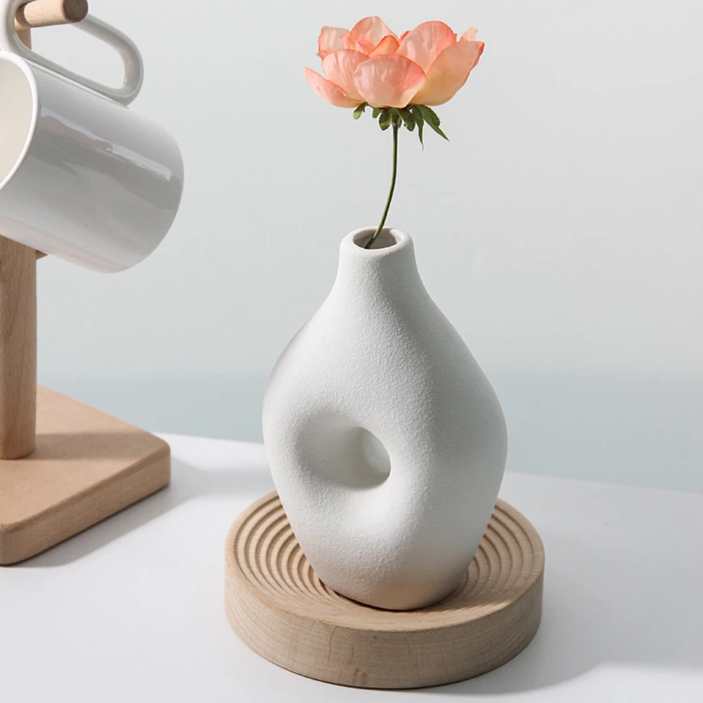 Nordic Creative White Porcelain Flower Vase Ceramic Vases Donut Hollow Dry Flower Arrangement Vase for Living Room Decoration
Nordic Creative White Porcelain Flower Vase Ceramic Vases Donut Hollow Dry Flower Arrangement Vase for Living Room Decoration