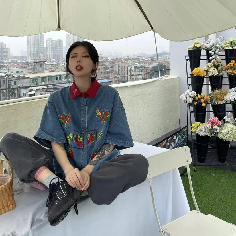 Spring and summer Harajuku high street casual loose embroidered flowers short-sleeved denim shirt
Spring and summer Harajuku high street casual loose embroidered flowers short-sleeved denim shirt