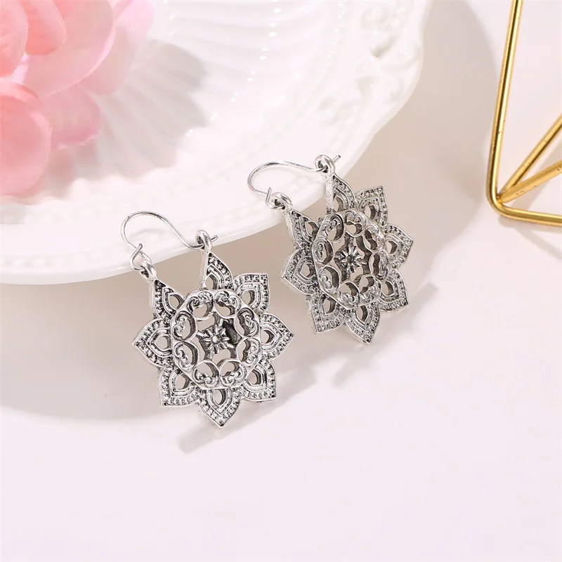 New style earrings Bohemian metal carved earrings temperament retro hollow flowers ladies ear buckles fashion jewelry wholesale
New style earrings Bohemian metal carved earrings temperament retro hollow flowers ladies ear buckles fashion jewelry wholesale