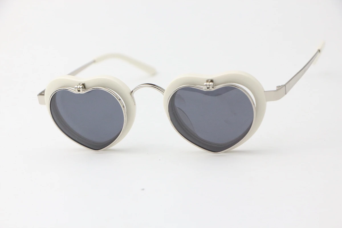 Beige Ladies Sunglasses Dual-purpose Flip Sunglasses and Optical Lenses Combine Simple Love Shape Frame Glasses
Beige Ladies Sunglasses Dual-purpose Flip Sunglasses and Optical Lenses Combine Simple Love Shape Frame Glasses
