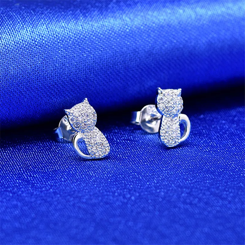 The new 2021 trendy zircon women's Weihua cat earrings are fashionable and popular
The new 2021 trendy zircon women's Weihua cat earrings are fashionable and popular