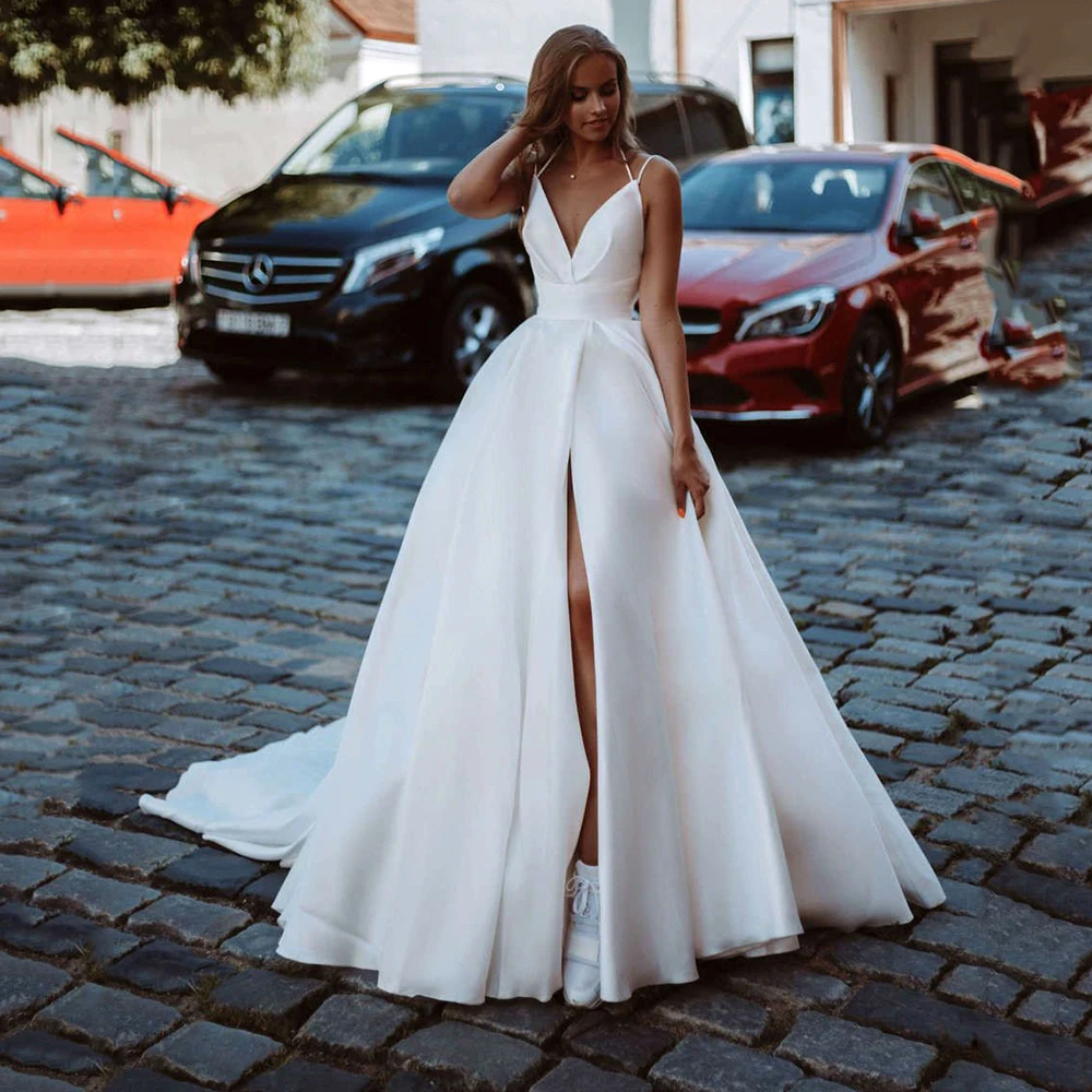 UZN Boho Wedding Dress A-Line V-Neck Spagetti Straps Pleated Satin Bridal Gowns Dubai High Split Brides Dress Custom Made
UZN Boho Wedding Dress A-Line V-Neck Spagetti Straps Pleated Satin Bridal Gowns Dubai High Split Brides Dress Custom Made
