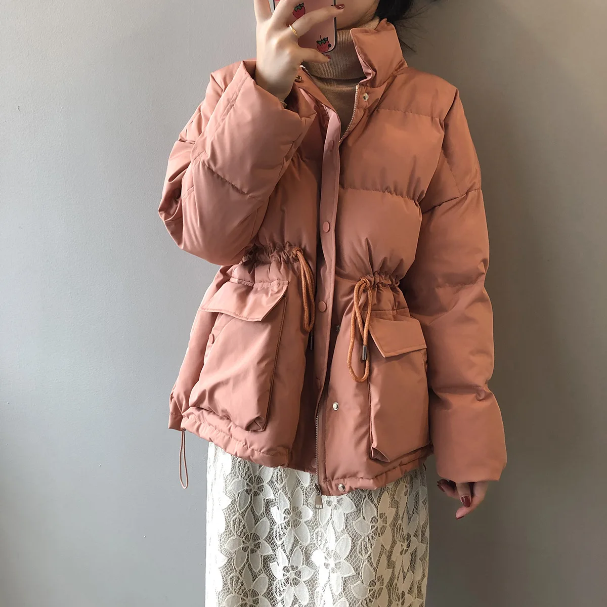 Stand Up Collar Drawstring Waist Cotton Jacket Women Nice Winter Pop Oversized Solid Colid All Match Vogue Padded Coat
Stand Up Collar Drawstring Waist Cotton Jacket Women Nice Winter Pop Oversized Solid Colid All Match Vogue Padded Coat
