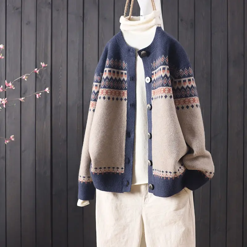 Autumn And Winter New Loose Jacquard Casual Long-sleeved Buttoned Knitted Cardigan Women's Round Neck Sweater Coat All-match
Autumn And Winter New Loose Jacquard Casual Long-sleeved Buttoned Knitted Cardigan Women's Round Neck Sweater Coat All-match