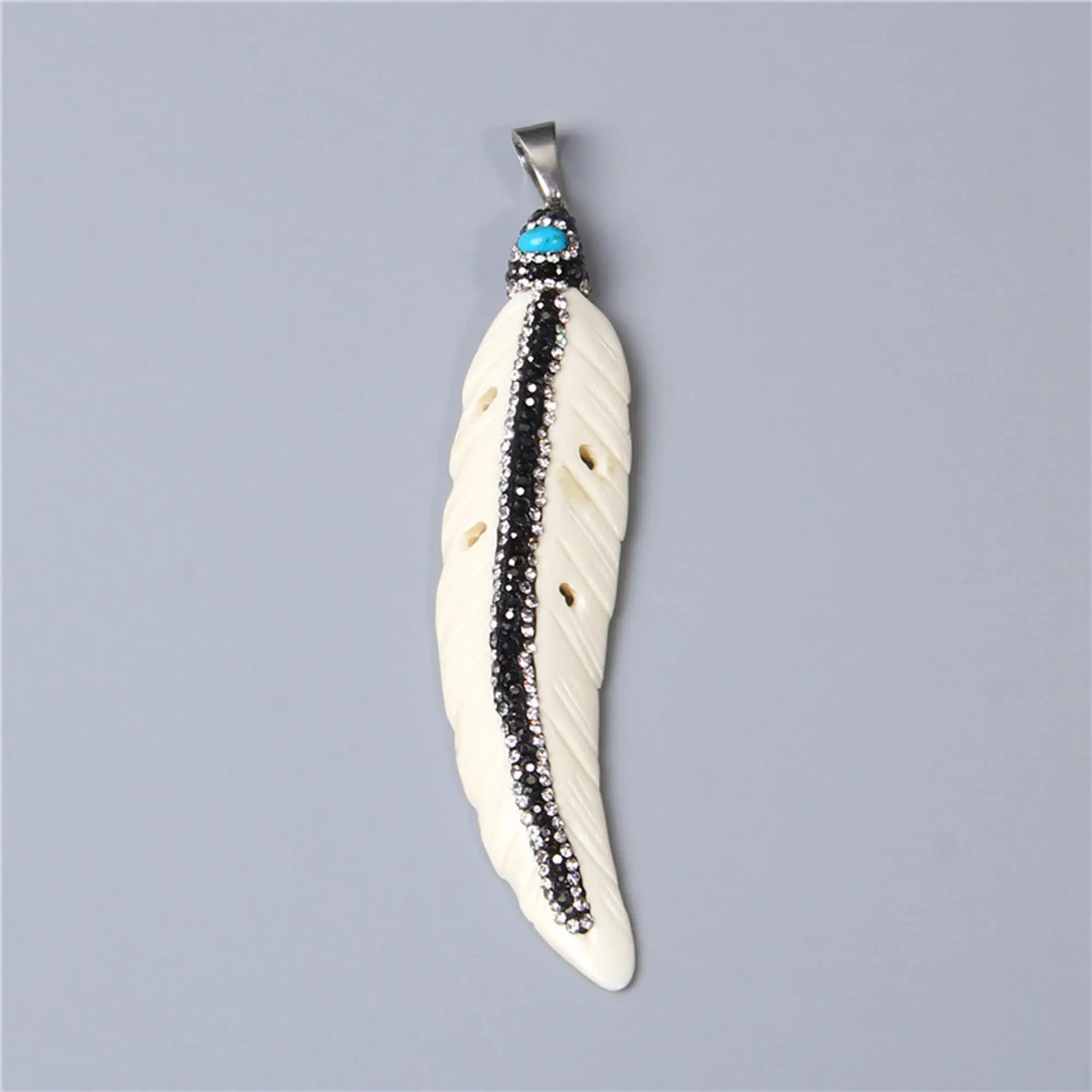 1 pc 20*92 mm Black & White Feather Pendant CZ Fashion Carved Design Long Charm For DIY Making Jewelry Necklace Women Collier
1 pc 20*92 mm Black & White Feather Pendant CZ Fashion Carved Design Long Charm For DIY Making Jewelry Necklace Women Collier