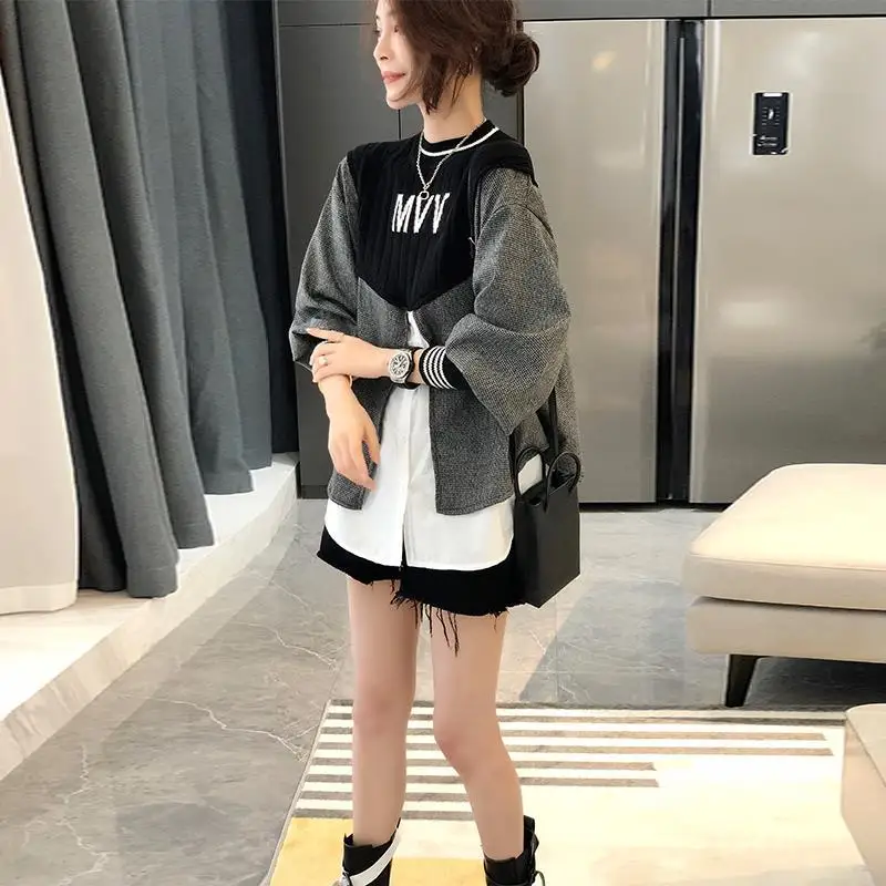 2021 new European fake two-piece sweater women's design damp printed top knitted pullover
2021 new European fake two-piece sweater women's design damp printed top knitted pullover