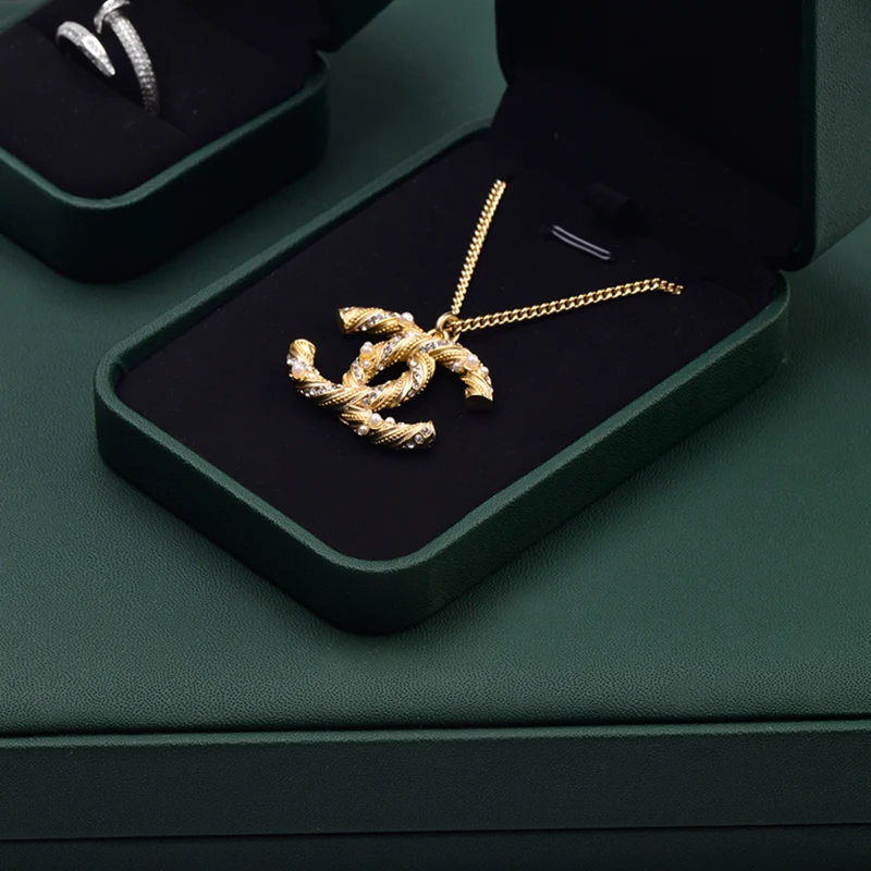 High-Grade Design Rounded Corner Pu Treasure Green Leather Series Jewelry Box Ring Necklace Earrings Gift Set Packaging Box
High-Grade Design Rounded Corner Pu Treasure Green Leather Series Jewelry Box Ring Necklace Earrings Gift Set Packaging Box