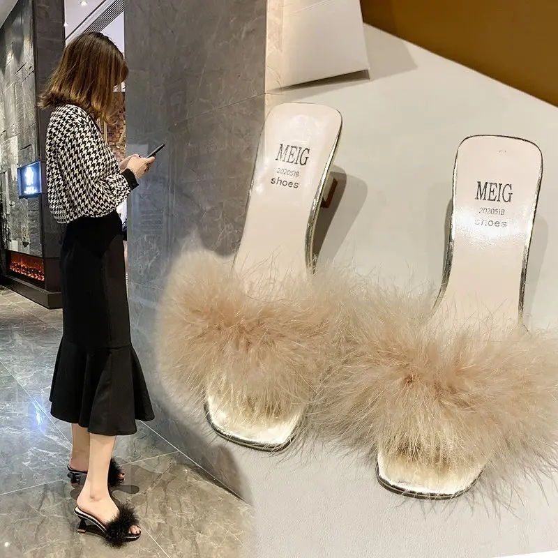 2021Fashion Sandals Women Summer Furry Slippers Thick High Heels Transparent Sandalias Fur Flip Flops for Women Zapatos De Mujer
2021Fashion Sandals Women Summer Furry Slippers Thick High Heels Transparent Sandalias Fur Flip Flops for Women Zapatos De Mujer