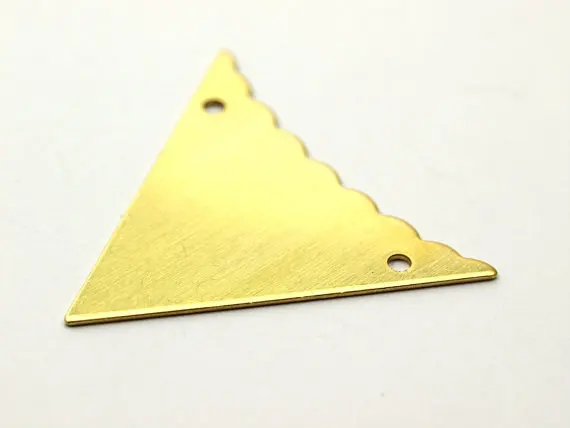 Треугольный кулон из 10 необработанной латуни, 2 отверстия (33x33x33 мм), латунь
Треугольный кулон из 10 необработанной латуни, 2 отверстия (33x33x33 мм), латунь