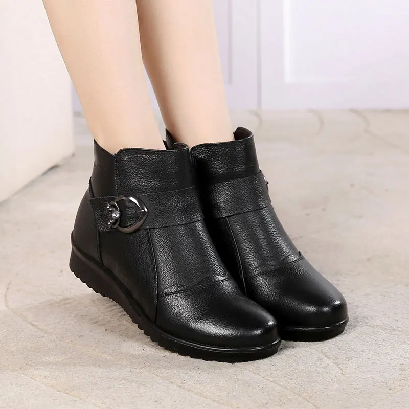 Leather Mother's Shoes Flat Bottom Plush Mother's Cotton Shoes Soft Bottom Anti Slip Warm Boots
Leather Mother's Shoes Flat Bottom Plush Mother's Cotton Shoes Soft Bottom Anti Slip Warm Boots