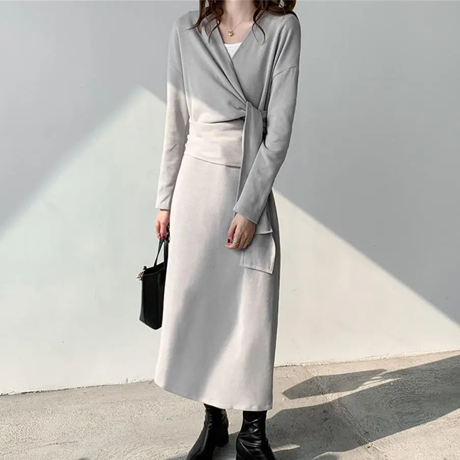 Длинное трикотажное платье-свитер с V-образным вырезом и высокой талией 
Длинное трикотажное платье-свитер с V-образным вырезом и высокой талией