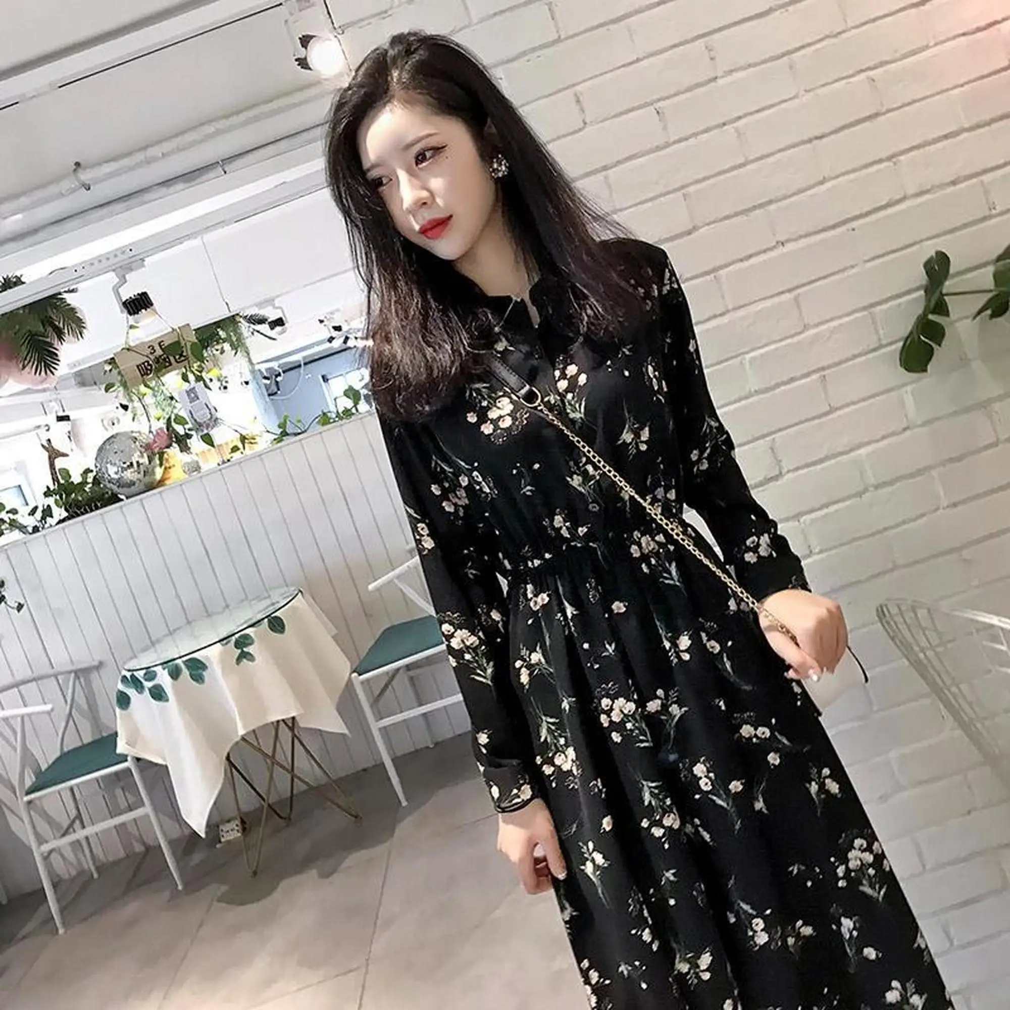 Retro floral large chiffon dress women's spring and autumn 2020 new Korean bottom long sleeve medium length skirt
Retro floral large chiffon dress women's spring and autumn 2020 new Korean bottom long sleeve medium length skirt