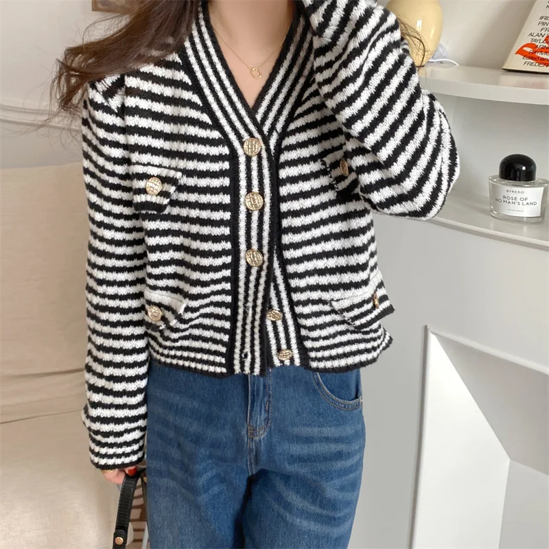 Classic Black White Striped Knitted Cardigan Sweaters Women 2021 New Spring Autumn Long Sleeve Short Knitted Sweater Top Fashion
Classic Black White Striped Knitted Cardigan Sweaters Women 2021 New Spring Autumn Long Sleeve Short Knitted Sweater Top Fashion