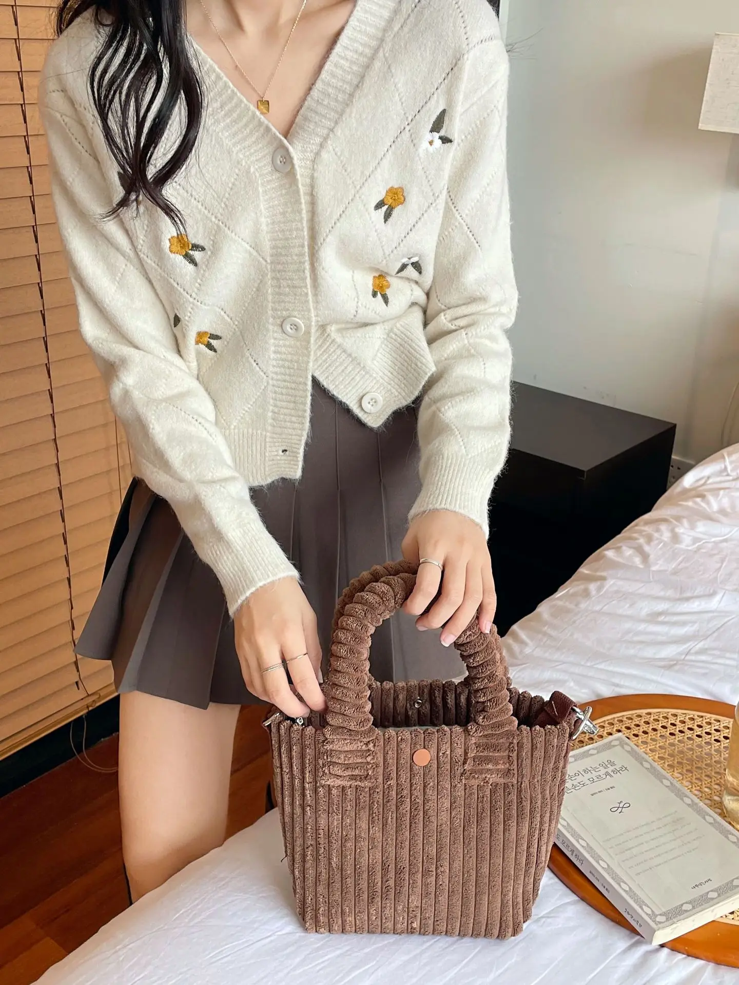 Bag Female Autumn And Winter New Corduroy Ssingle Shoulder Portable Tote Bag Oblique Cross Plush Bag Cute Small Crowd Bag
Bag Female Autumn And Winter New Corduroy Ssingle Shoulder Portable Tote Bag Oblique Cross Plush Bag Cute Small Crowd Bag