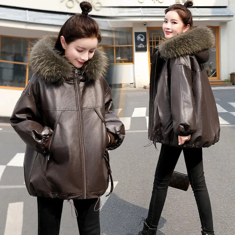 2021 Winter New Plus Size Short Pu Leather Coat Women Hooded Thicken Warm Plus Cotton Jacket Parka Slim Fashion Female Clothing
2021 Winter New Plus Size Short Pu Leather Coat Women Hooded Thicken Warm Plus Cotton Jacket Parka Slim Fashion Female Clothing