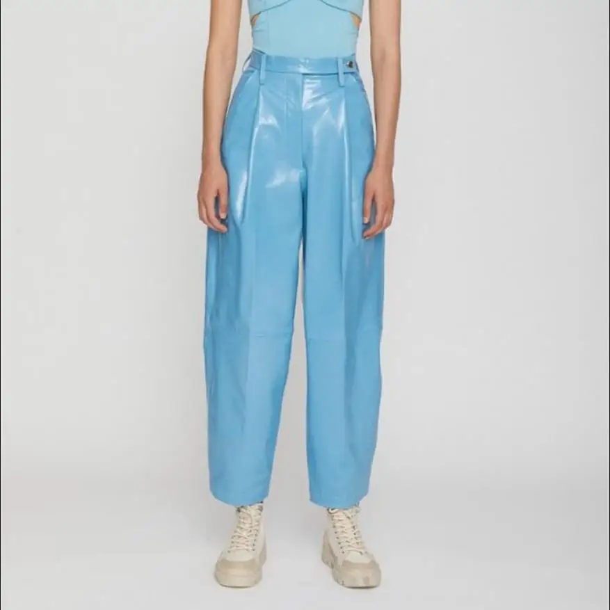Фото Модные брендовые синие глянцевые брюки из лакированной искусственной кожи на