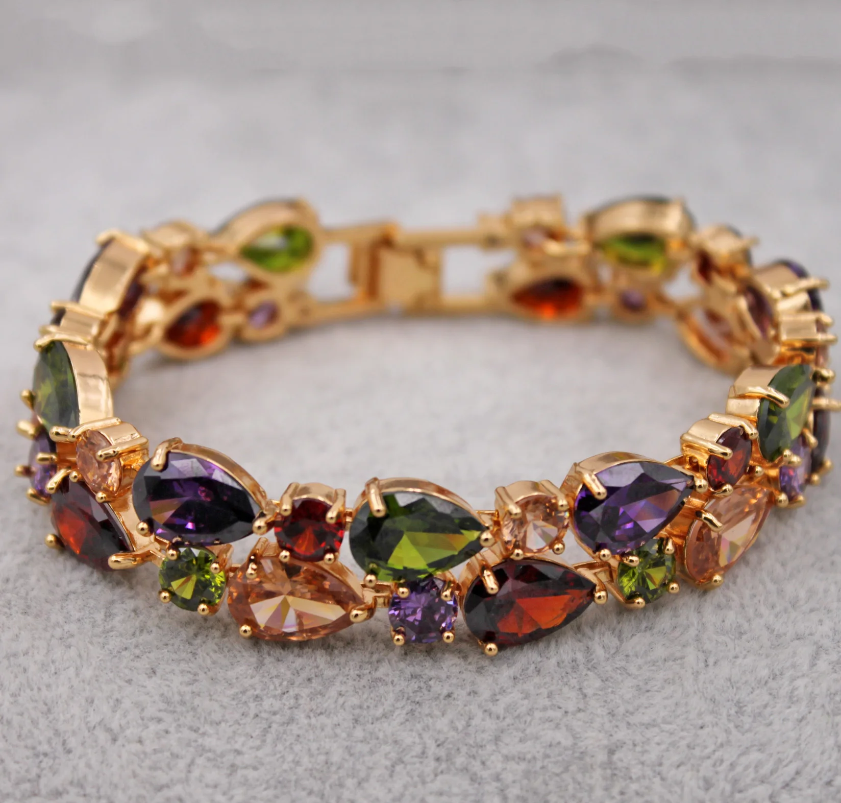 Шарм-цепочка из циркония в форме капли воды, широкий браслет на руку с застежкой-скрытые безопасные для женщин и девушек, модные ювелирные а...
Шарм-цепочка из циркония в форме капли воды, широкий браслет на руку с застежкой-скрытые безопасные для женщин и девушек, модные ювелирные а...