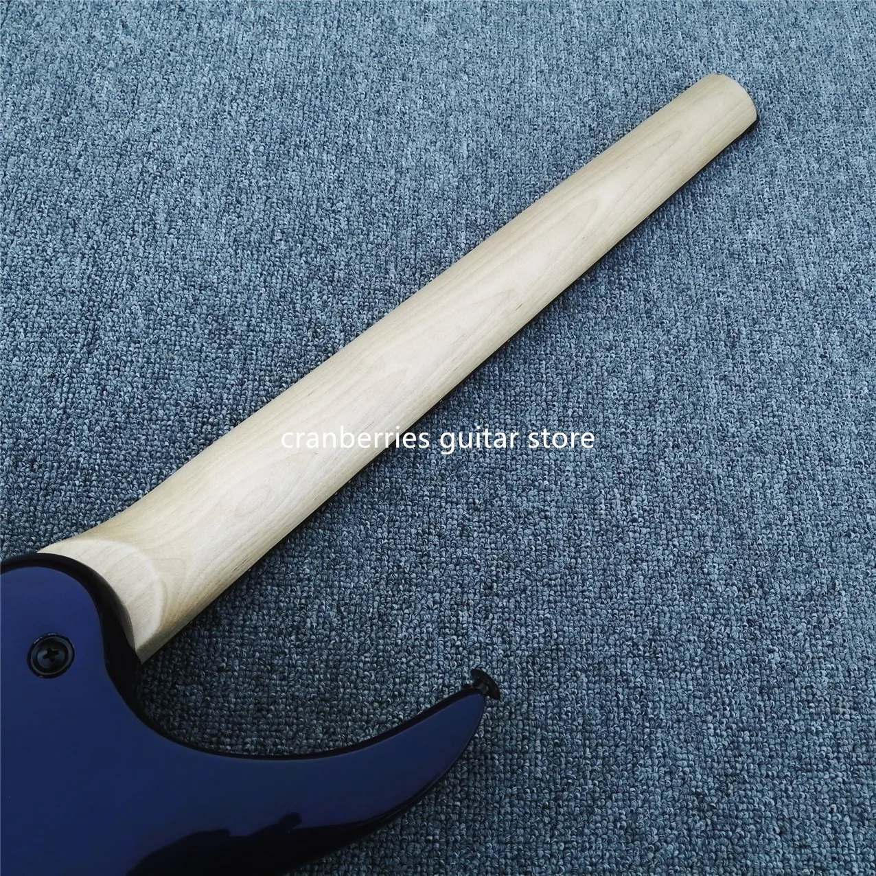 Grote headless Electric Guitar,burl wood top,GLOSSY finisn,blue body,wax wood,Free Shipping
Grote headless Electric Guitar,burl wood top,GLOSSY finisn,blue body,wax wood,Free Shipping