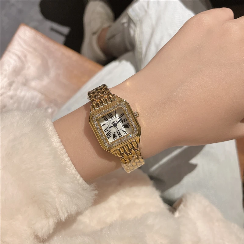 Женские часы 2021 от известного бренда модные кварцевые со стразами женские