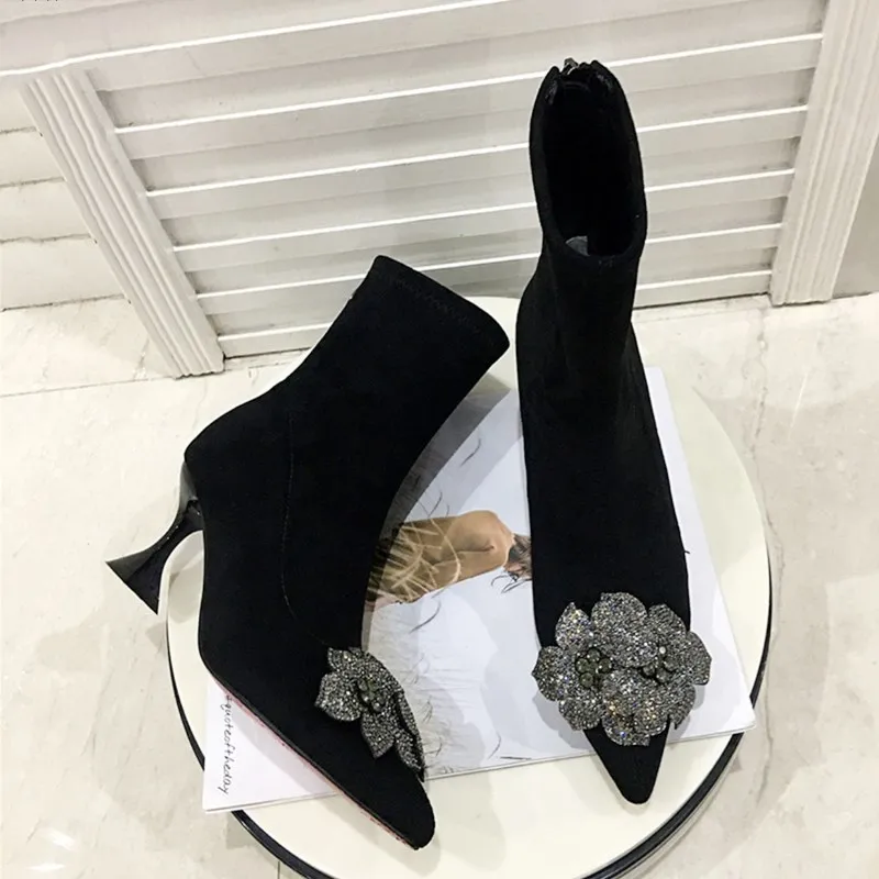 Size 33-41 Fashion Sexy Rhinestone Flower Design Autumn Winter High Heel Shoes Soft Flock Women Boots High Quality Modern Boots
Size 33-41 Fashion Sexy Rhinestone Flower Design Autumn Winter High Heel Shoes Soft Flock Women Boots High Quality Modern Boots