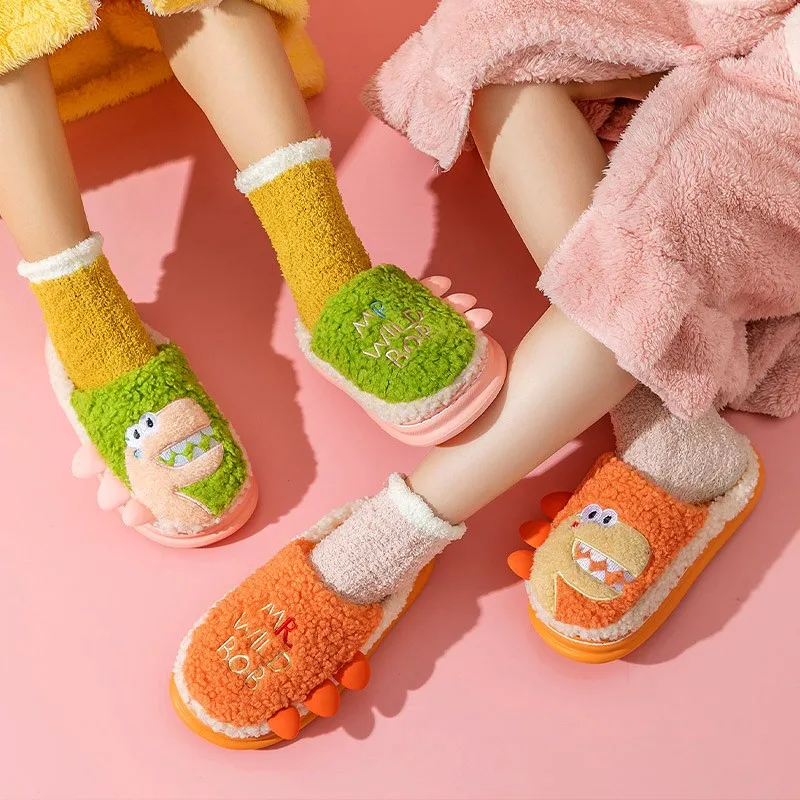 Pantuflas cálidas para invierno para hombre y mujer, zapatos de suela gruesa de dinosaurio de dibujos animados para el hogar
Pantuflas cálidas para invierno para hombre y mujer, zapatos de suela gruesa de dinosaurio de dibujos animados para el hogar