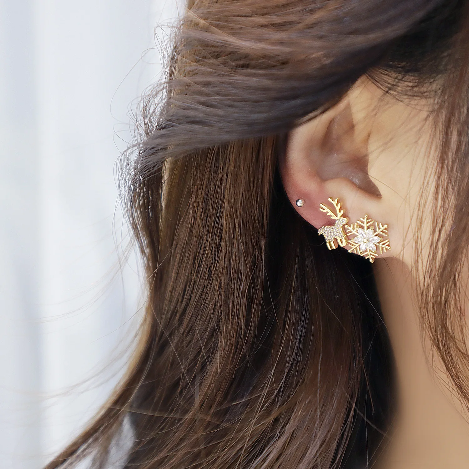 Dongdamen S925 Silver Needle Micro Inlaid Zircon Small and Exquisite Elk Earrings Christmas Snowflake Earrings
Dongdamen S925 Silver Needle Micro Inlaid Zircon Small and Exquisite Elk Earrings Christmas Snowflake Earrings
