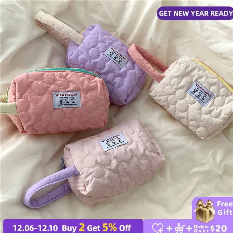 Quilted Embroidered Women's Flowers Cosmetic Bag Retro Ladies Portable Pencil Case Cute Girls Clutch Purse Handbags Storage Bags
Quilted Embroidered Women's Flowers Cosmetic Bag Retro Ladies Portable Pencil Case Cute Girls Clutch Purse Handbags Storage Bags