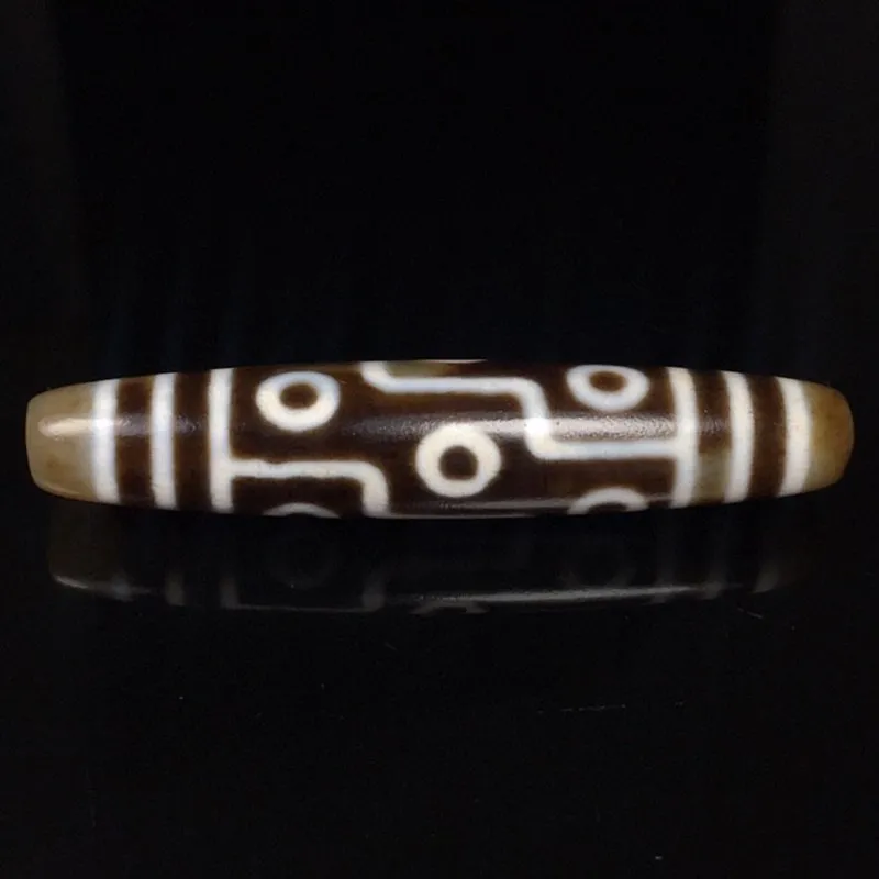 Three-eyed dzi bead and horseshoe pattern are clear and mellow, the color is gorgeous, the texture is creamy and retro
Three-eyed dzi bead and horseshoe pattern are clear and mellow, the color is gorgeous, the texture is creamy and retro