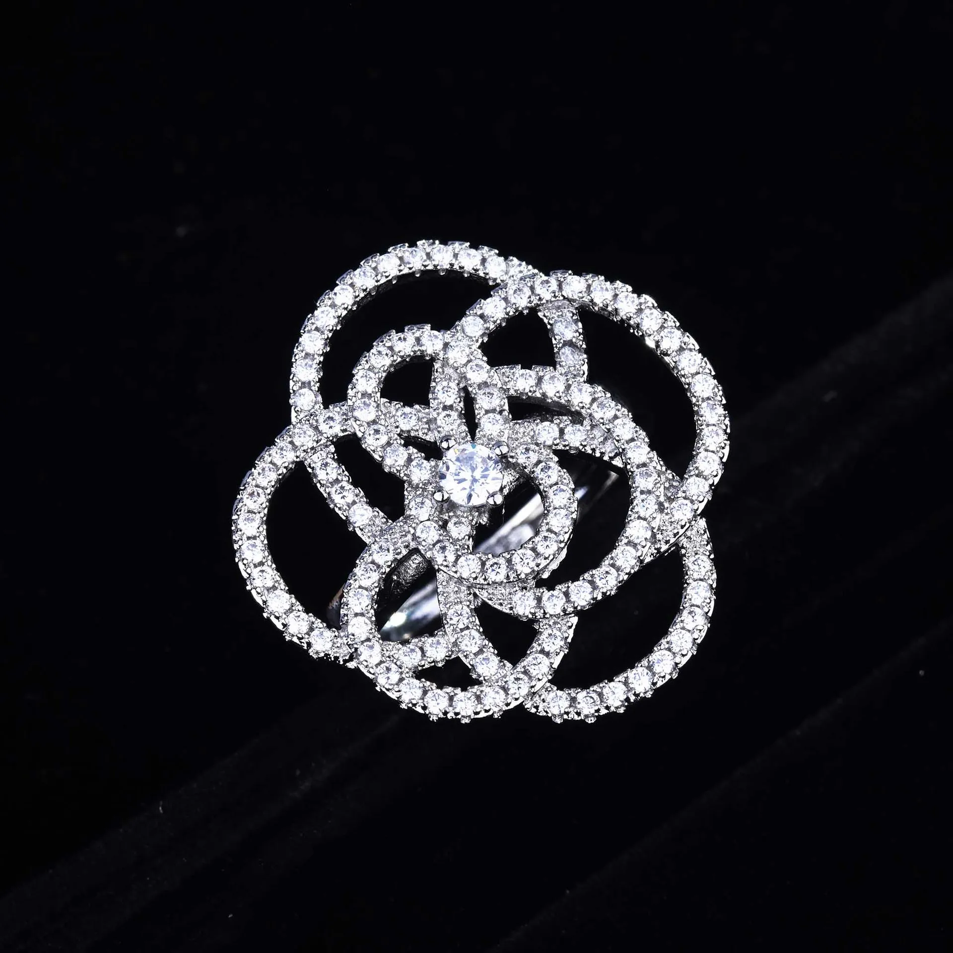 Charm Rings for Women Fashion Silver Color Luxury Rose Hollow Exaggerated Zircon Wedding Engagement Jewelry
Charm Rings for Women Fashion Silver Color Luxury Rose Hollow Exaggerated Zircon Wedding Engagement Jewelry