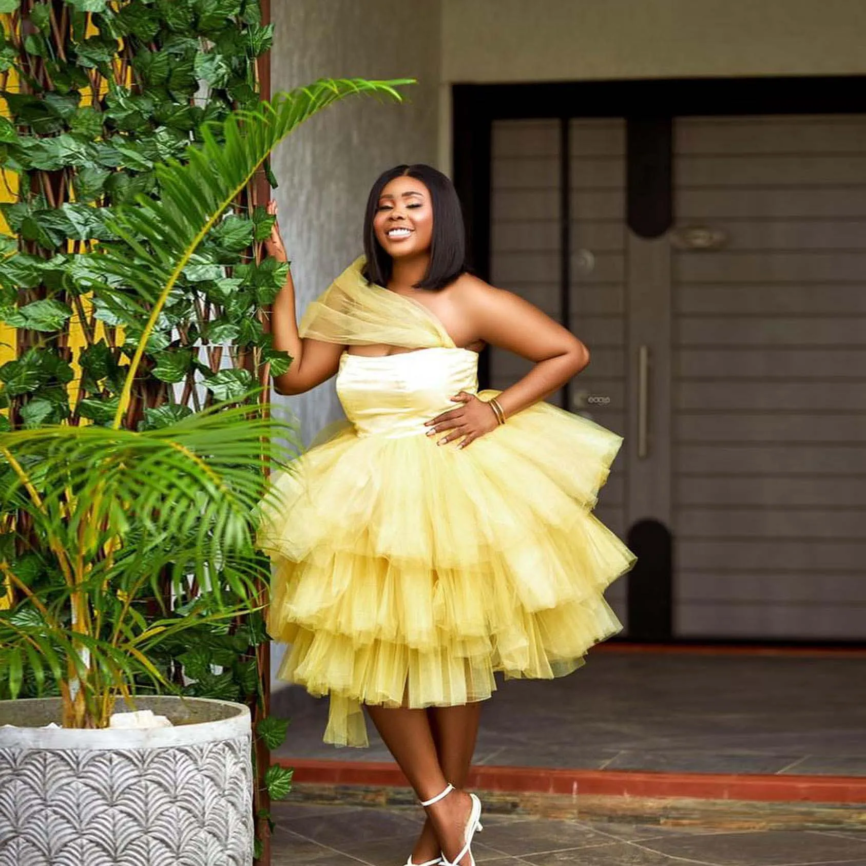 Light Yellow Simple Casual Elegant Women Dress Strapless Tulle Ruffle Layered Knee Length Evening Dress Party Dress Custom Made
Light Yellow Simple Casual Elegant Women Dress Strapless Tulle Ruffle Layered Knee Length Evening Dress Party Dress Custom Made