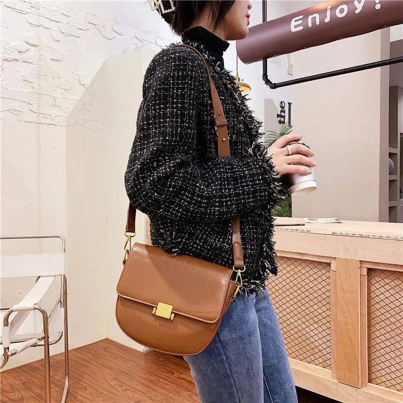 Luxurious Women's Bag 2021 Designers Luxury Saddle PU Versatile Lady One Shoulder Female Top-Handle Fashion Brand Handbags
Luxurious Women's Bag 2021 Designers Luxury Saddle PU Versatile Lady One Shoulder Female Top-Handle Fashion Brand Handbags