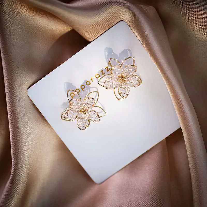 Cute Female Hollow Flower Small Earrings Charm Gold Color Stud Earrings Trendy Bridal White Crystal Wedding Earrings For Women
Cute Female Hollow Flower Small Earrings Charm Gold Color Stud Earrings Trendy Bridal White Crystal Wedding Earrings For Women